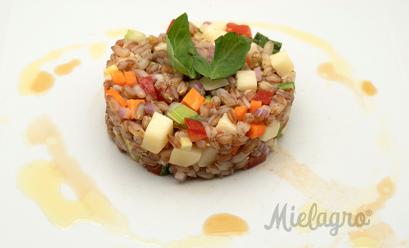 Ricetta: Insalata di Farro e Mielagro gusto classico - Chef Marco Nebbiai in collaborazione con la Cucina del Ristorante Hosteria del Borgo di Bientina | Mielagro&reg;