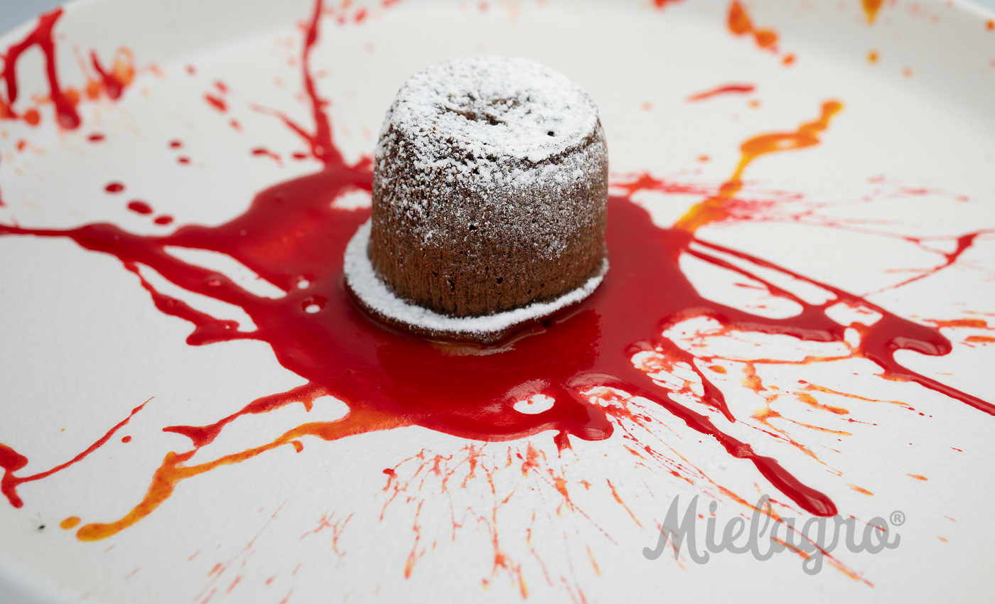 Ricetta: Souffle dal cuore morbido al Cioccolato fondente, salsa di cioccolato bianco e lampone e Mielagro al Peperoncino - Chef Lorenzo De Vivo Martini - Ristorante Principino Viareggio | Mielagro&reg;